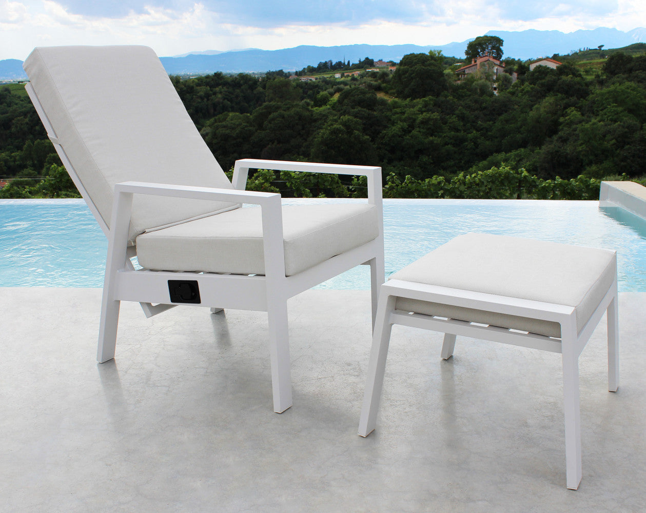 Fauteuil de jardin Nixa en aluminium blanc avec coussins rembourrés et dossier inclinable