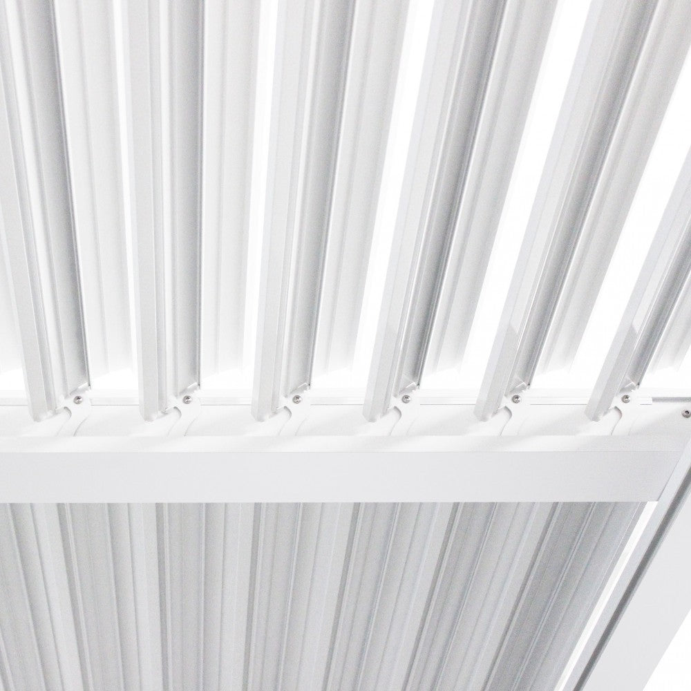 Pergola bioclimatica in alluminio 4x4 mt addossata a parete con lamelle frangisole