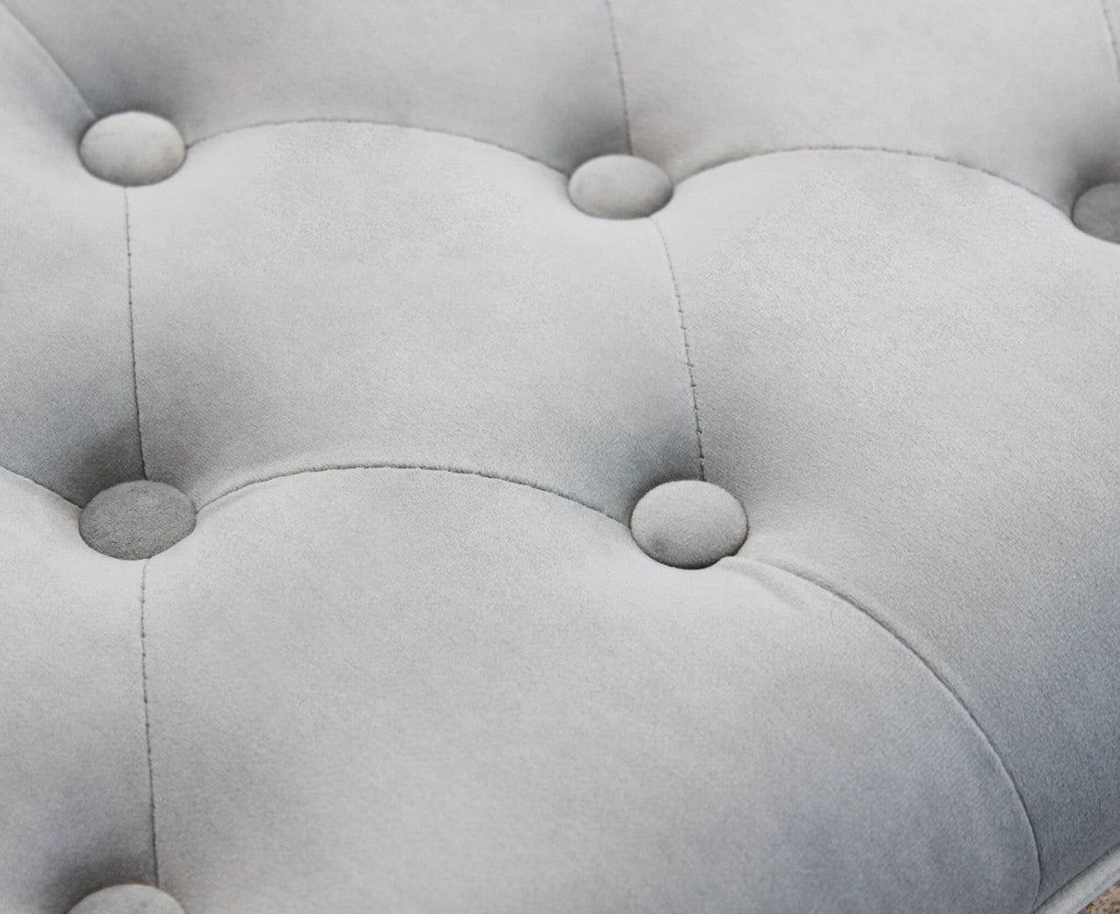 Banquette de salon d'intérieur avec assise capitonnée et revêtement velours gris clair Vieille France