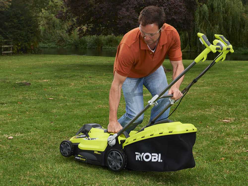RLM15E 36h Tondeuse à gazon électrique poussée Ryobi 1500 watts avec réglage de la hauteur de coupe de 36 cm