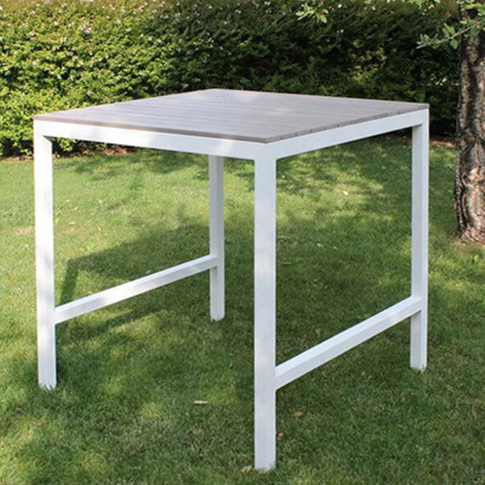 Table carrée de 80x80 cm de hauteur avec 4 tabourets en aluminium avec plateau en polywood effet bois en lattes Voga