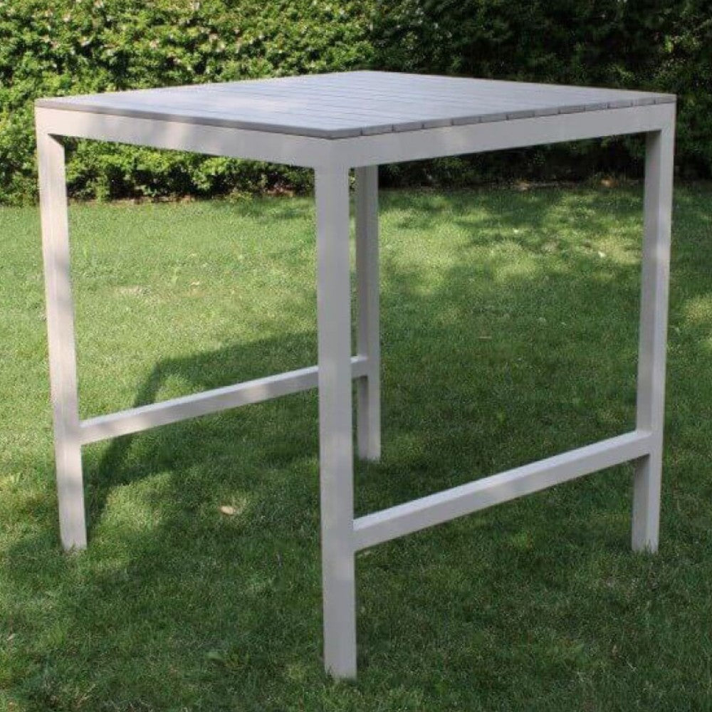 Table carrée de 80x80 cm de hauteur avec 4 tabourets en aluminium avec plateau en polywood effet bois en lattes Voga