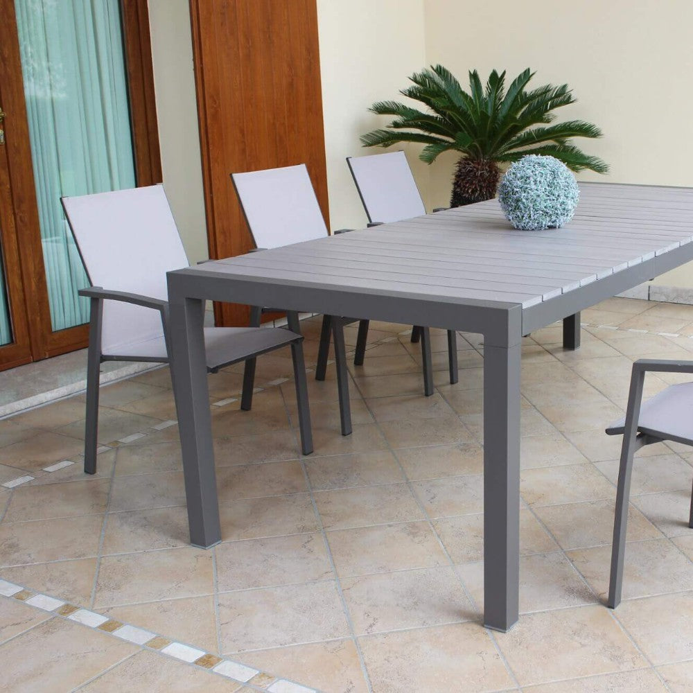Table d'extérieur extensible avec structure en aluminium et plateau effet lattes médianes