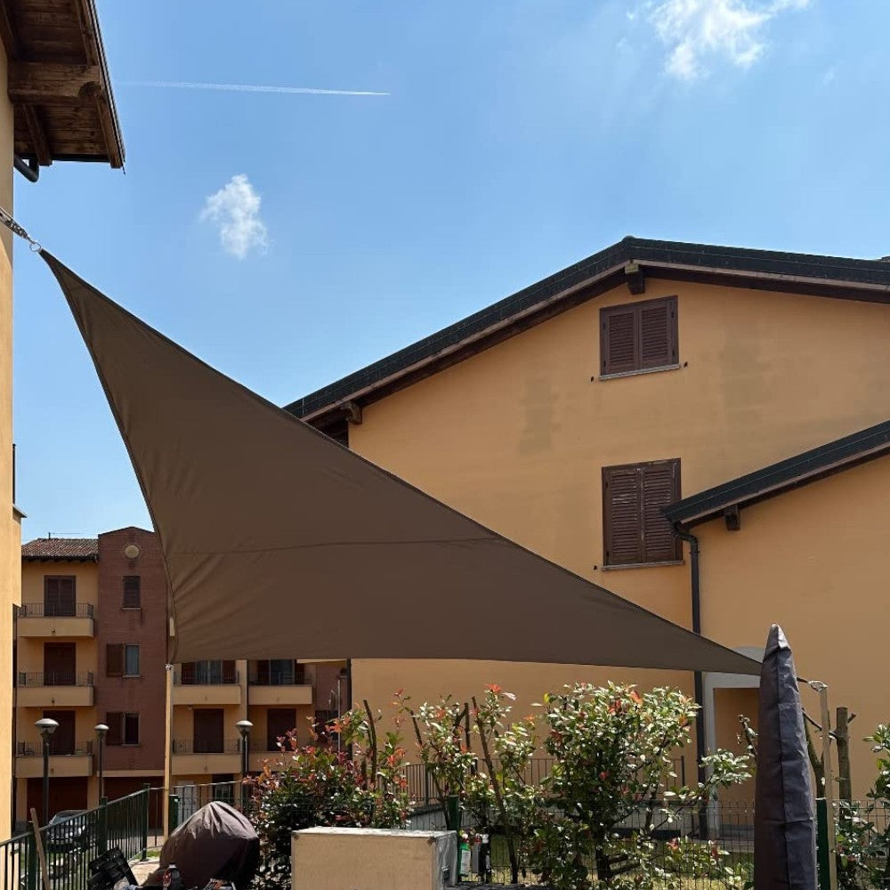 Voile d'ombrage d'extérieur triangulaire pour cours et jardins en PEHD beige 