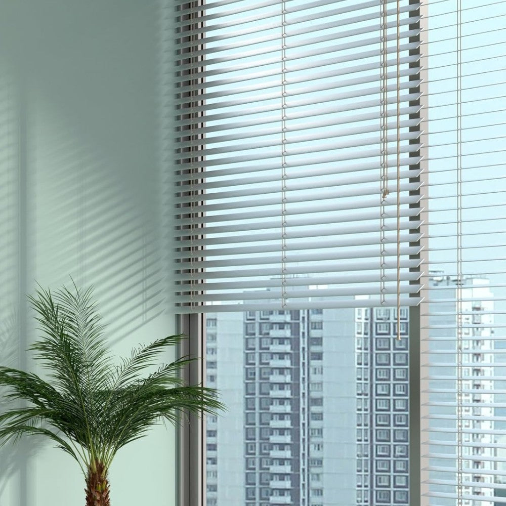 Tenda veneziana bianca in pvc con carrucola per finestre