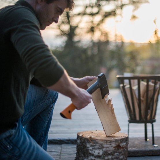 Accetta per taglio legna con manico ultraleggero e lama in acciaio rinforzato S X10 Fiskars