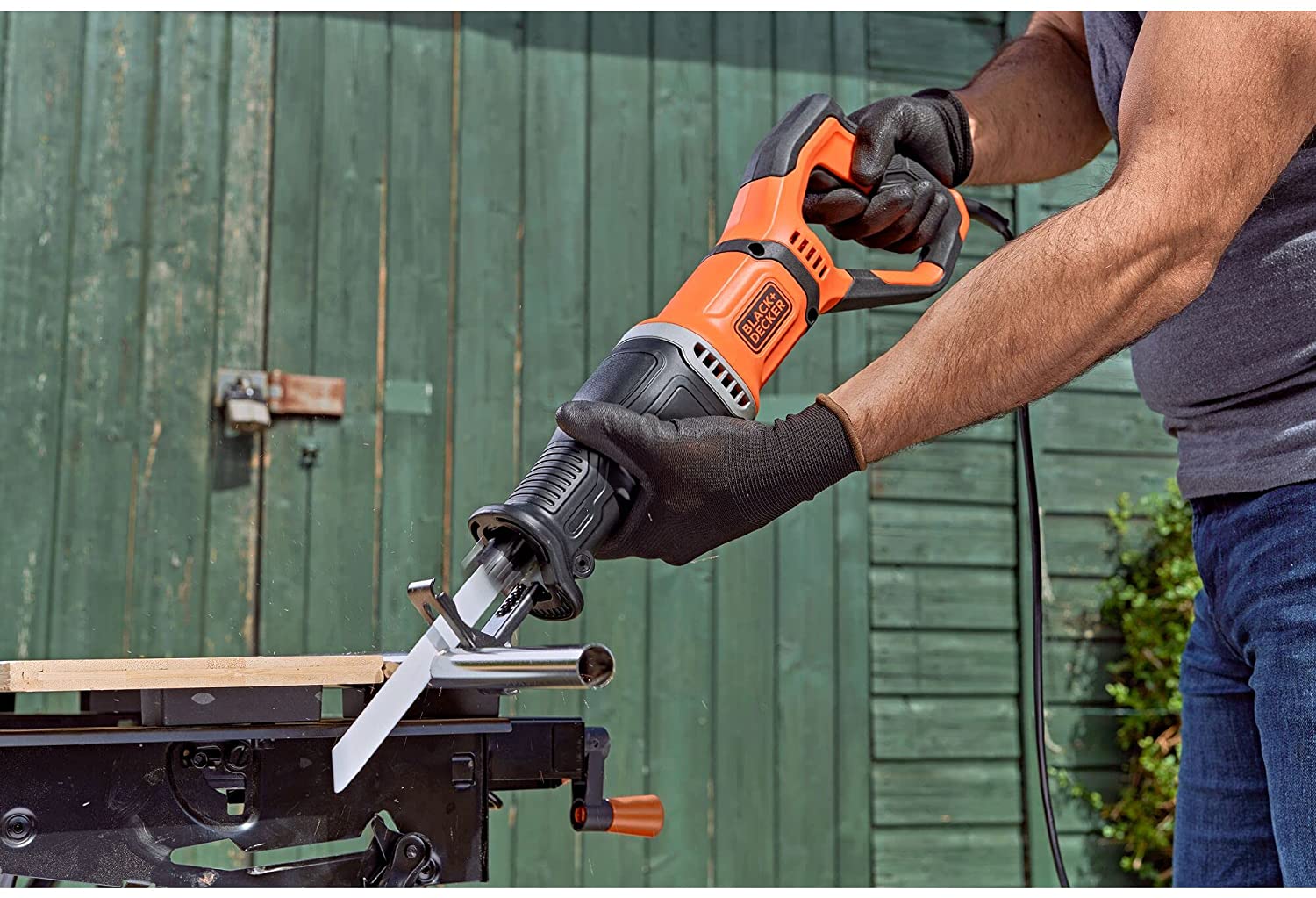 Sega a Gattuccio 750W Con morsetti blocca ramo BLACK+DECKER BES301