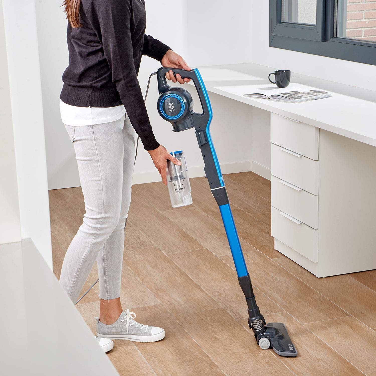 Scopa elettrica ionica aspirapolvere senza sacchetto Black Decker BVMSE600E