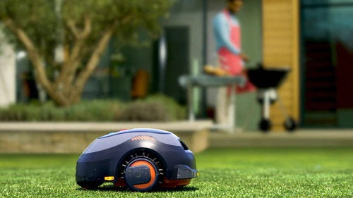 Robot Tagliaerba professionale con pulitura automatica e stazione di ricarica coperta Black+Decker BCRMW 123