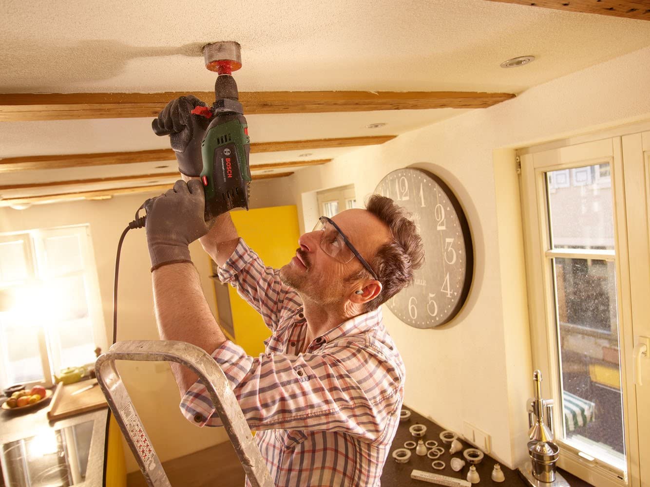 Trapano battente con funzione KickBack Control BOSCH Universal Impact 800