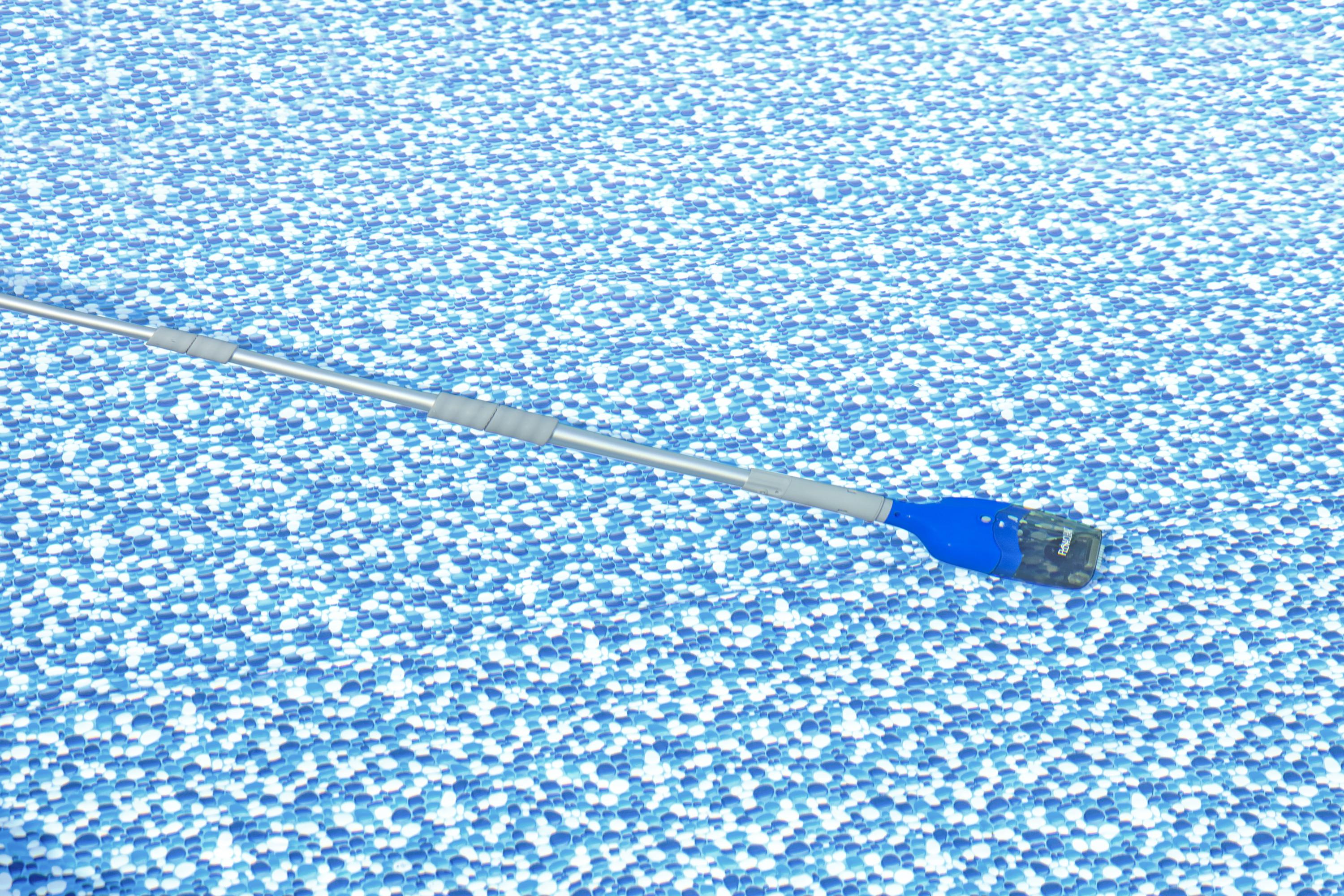 Scopa aspirante pulitore a batteria per piscina e spa Flowclear AquaTech