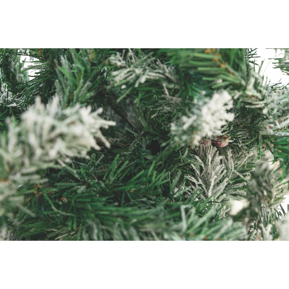 Albero di natale abete verde folto innevato con pigne e bacche struttura ad incastro Sestriere Superior