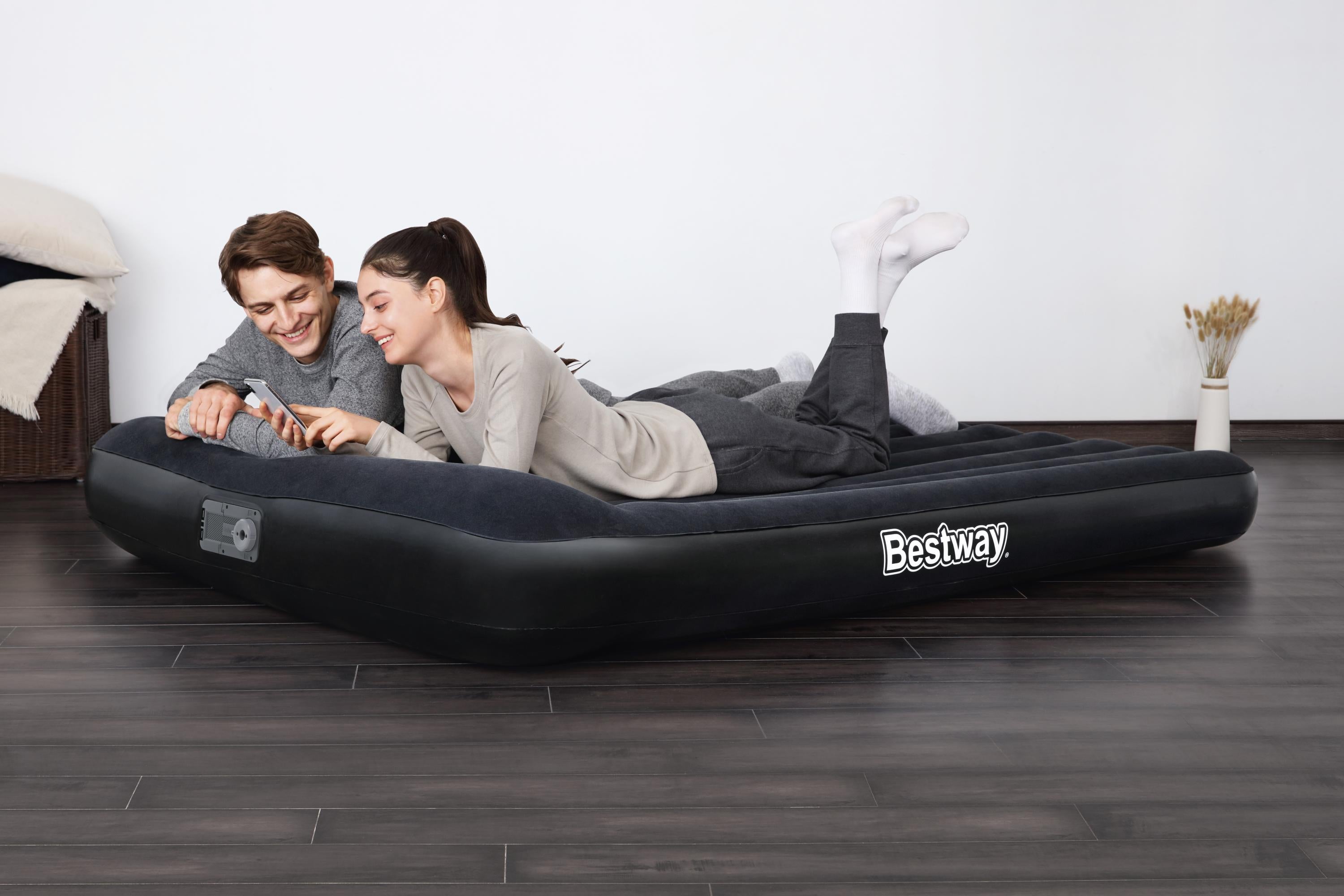Materasso airbed gonfiabile matrimoniale con pompa elettrica Integrata Bestway 67464