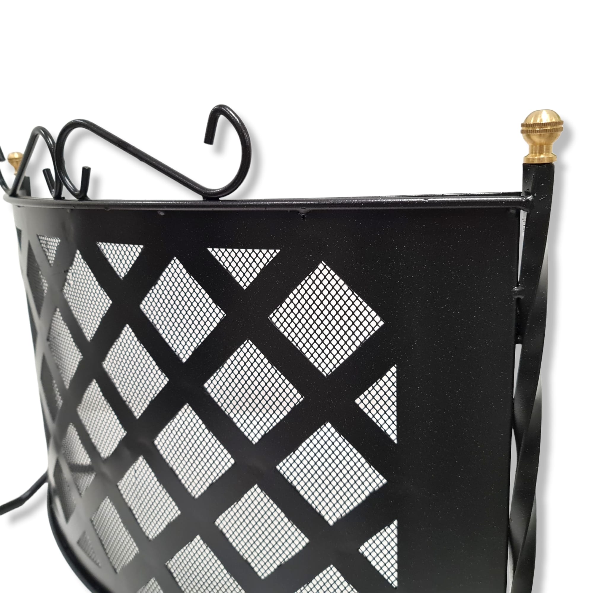 Parascintille grata curvo in ferro battuto decorato per camino