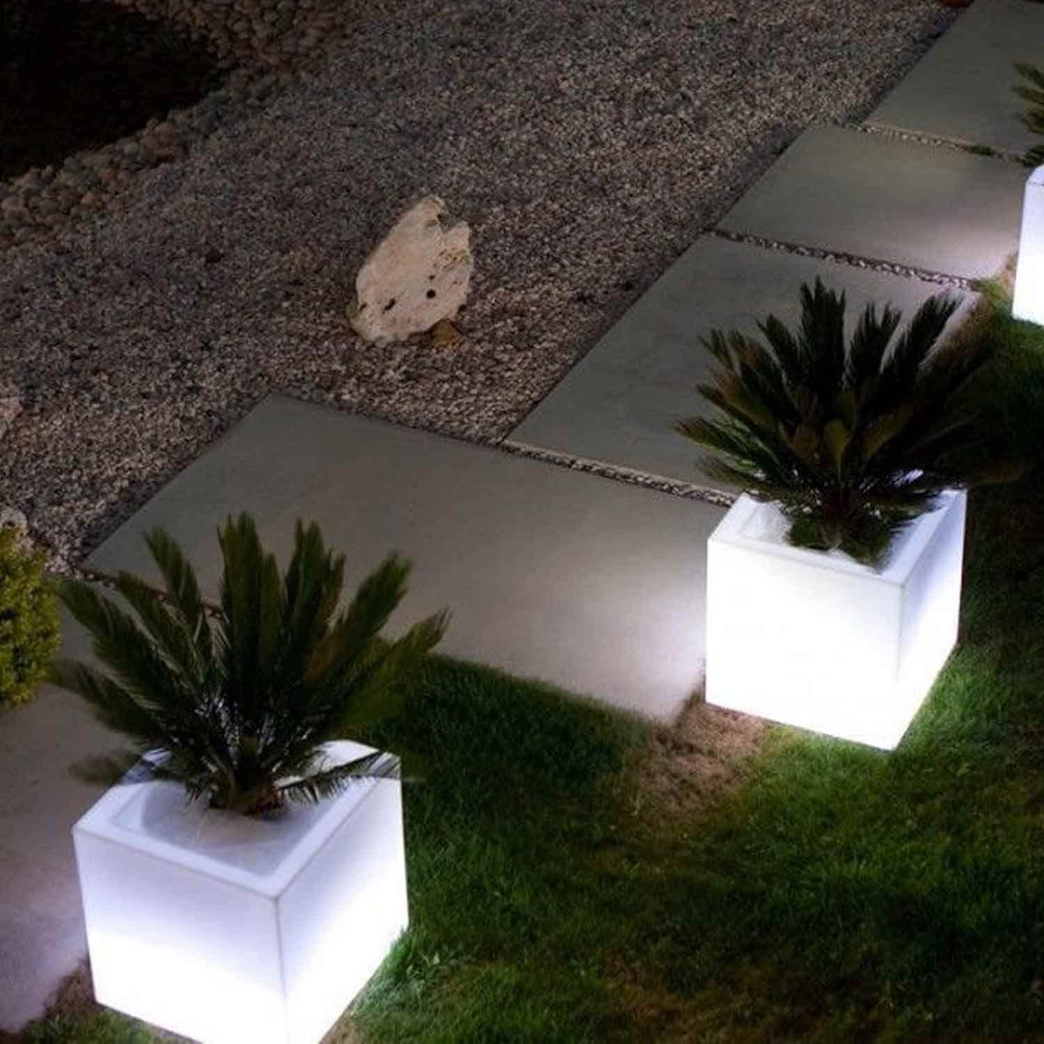 Vaso fioriera LED multicolor da esterno bar e ristornati in resina con telecomando e batteria solare Square Light