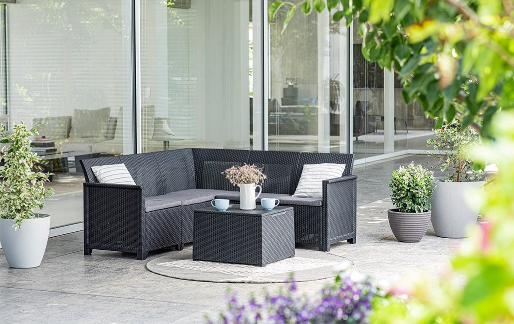 Salotto in resina antracite da esterno giardino con divano angolare e tavolino Emma Corner Keter