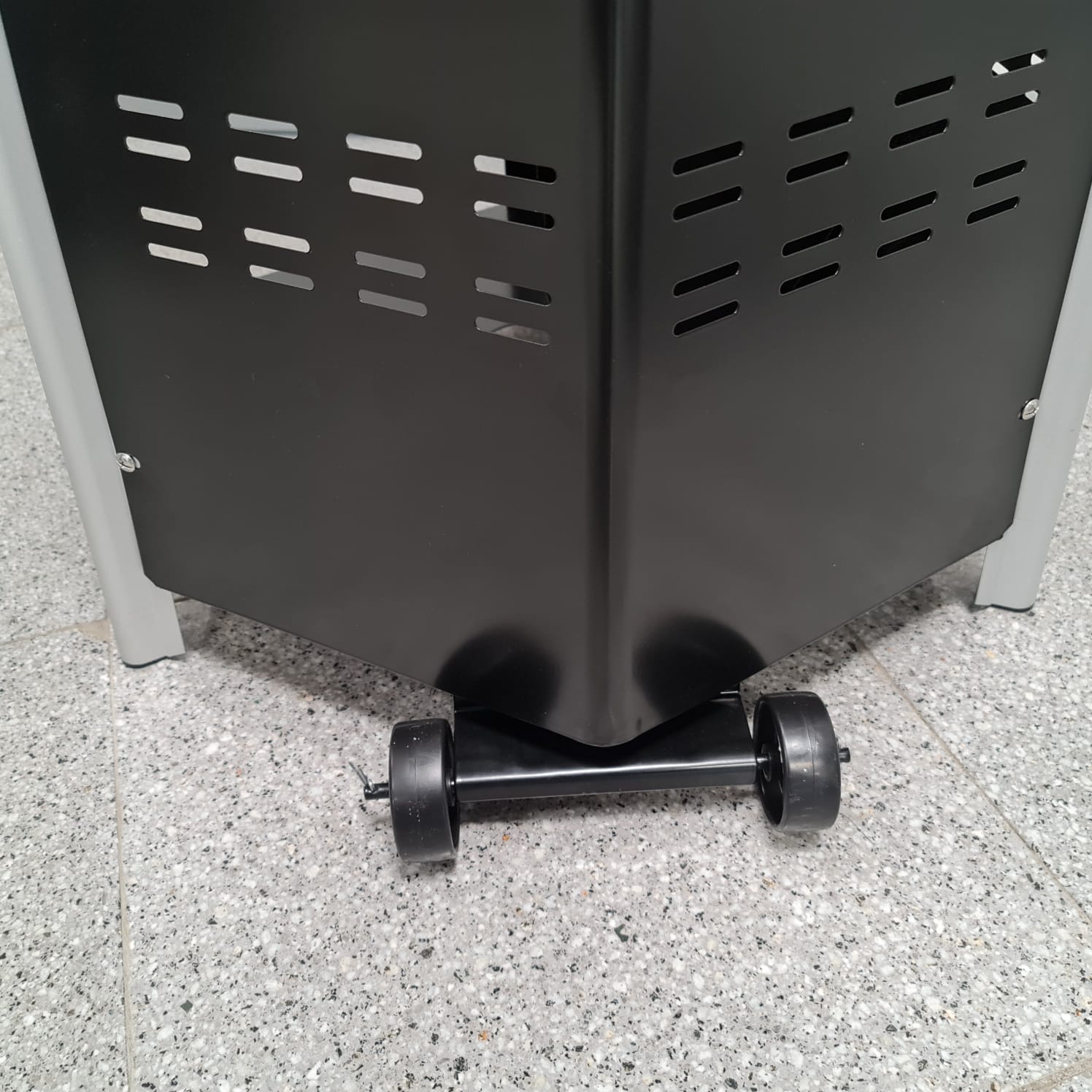 Termopatio stufa piramide esagonale a gas da esterno con ruote Totem Hexagonal Niklas