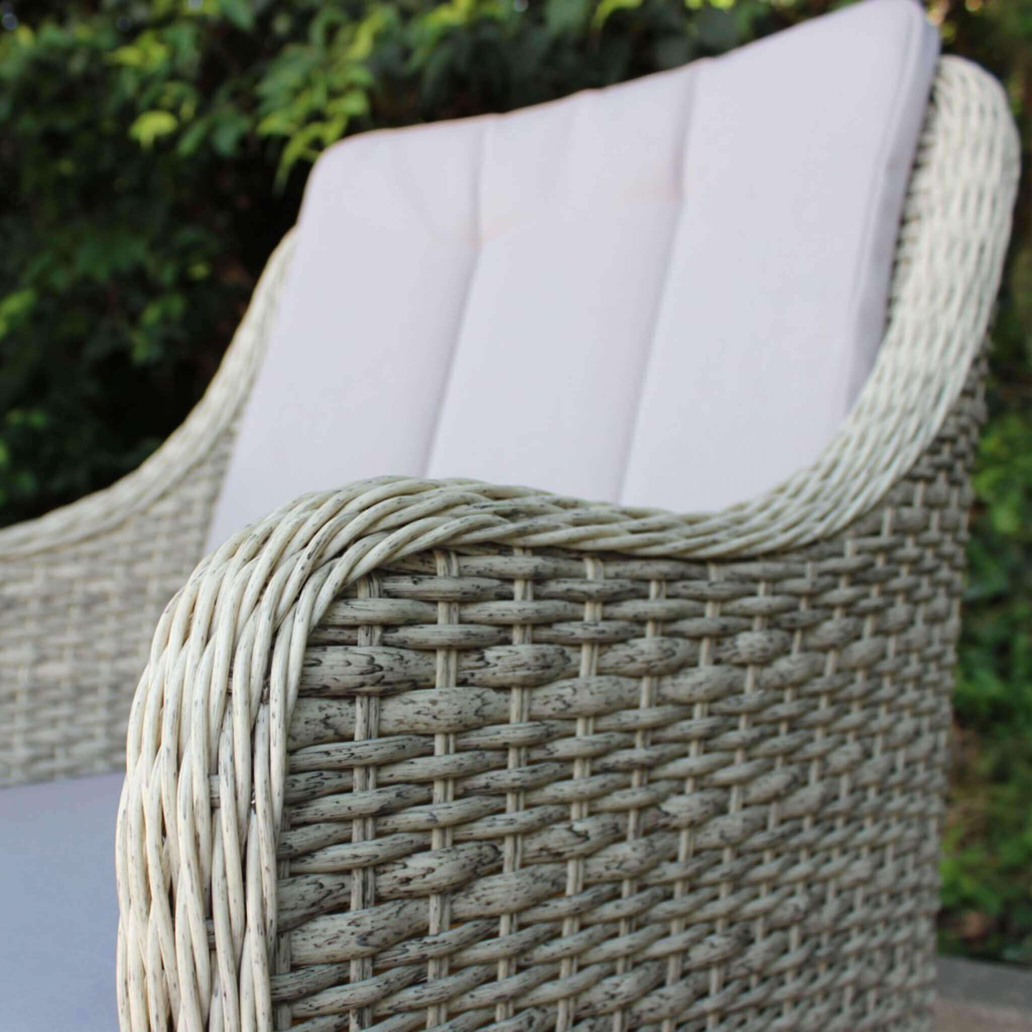 Poltrona per esterno in alluminio rivestita in wicker con cuscino MALIBU