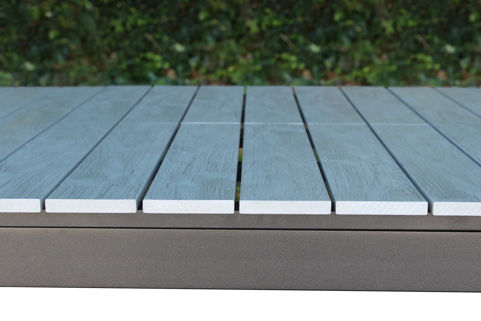 Tavolo allungabile da esterno in alluminio con piano effetto doghe MIRAG