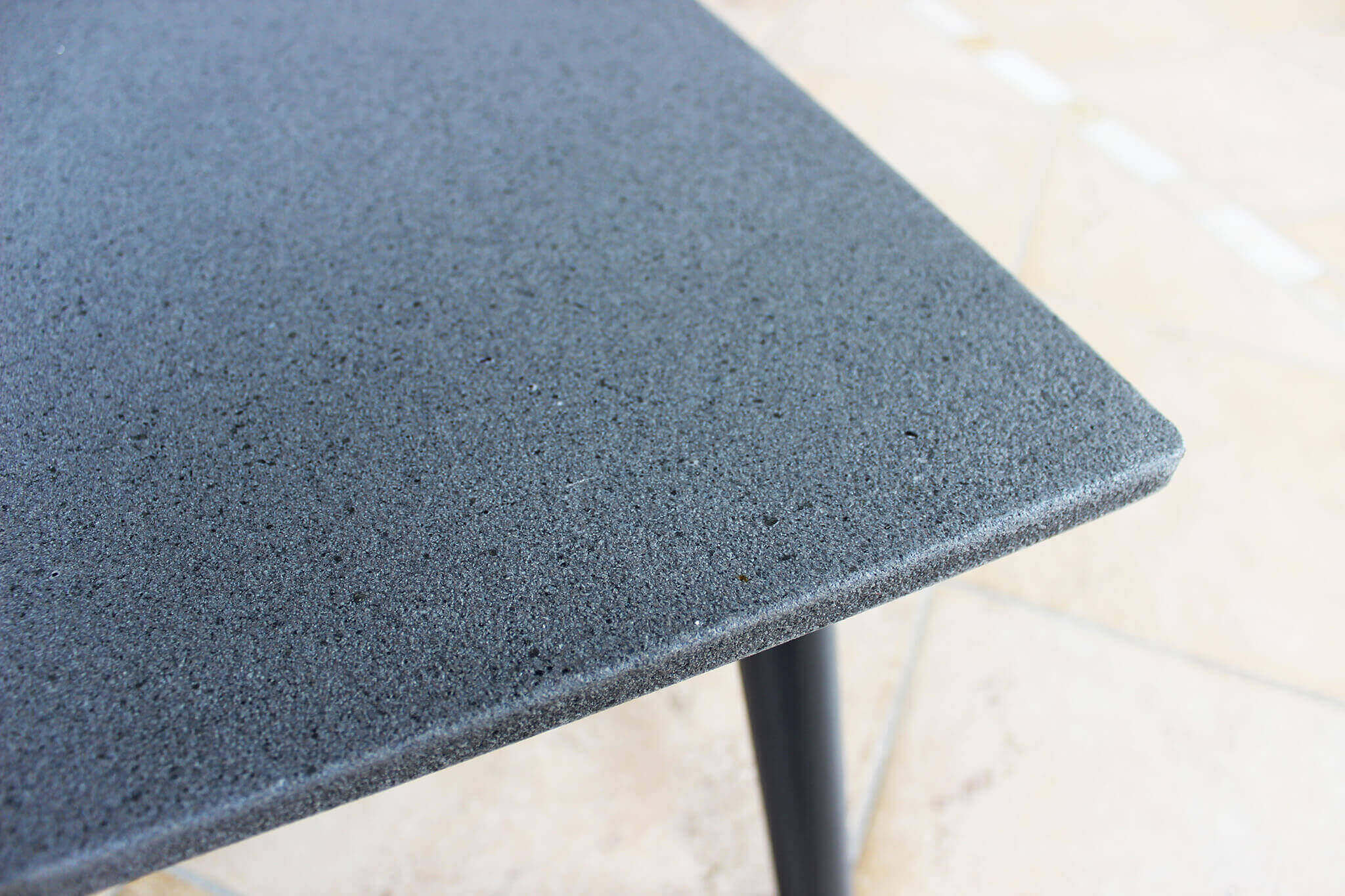 Salotto angolare con 2 tavolini e cuscini in alluminio per esterno SUARE