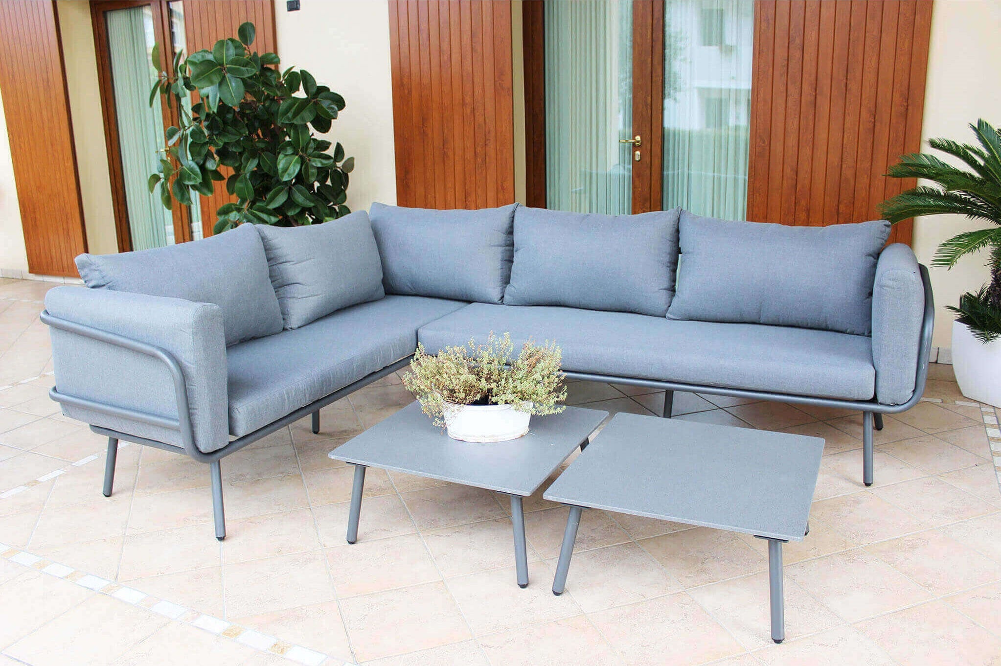 Salotto angolare con 2 tavolini e cuscini in alluminio per esterno SUARE