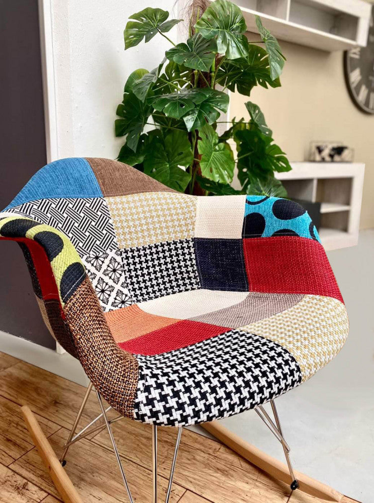 Sedia poltrona dondolo da interno salotto con struttura in acciaio gambe in legno e seduta rivestita in tessuto patchwork Swing Chair