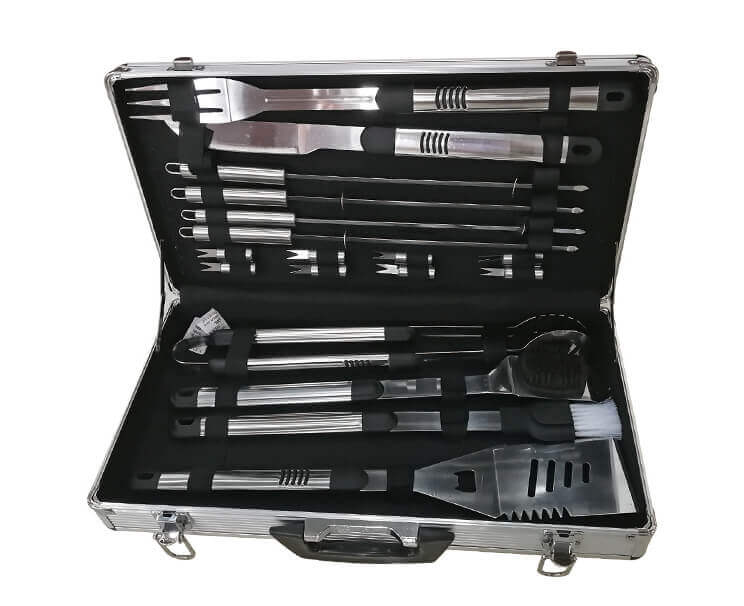 Set 18 accessori per barbecue gas e carbone in valigetta in alluminio Ch