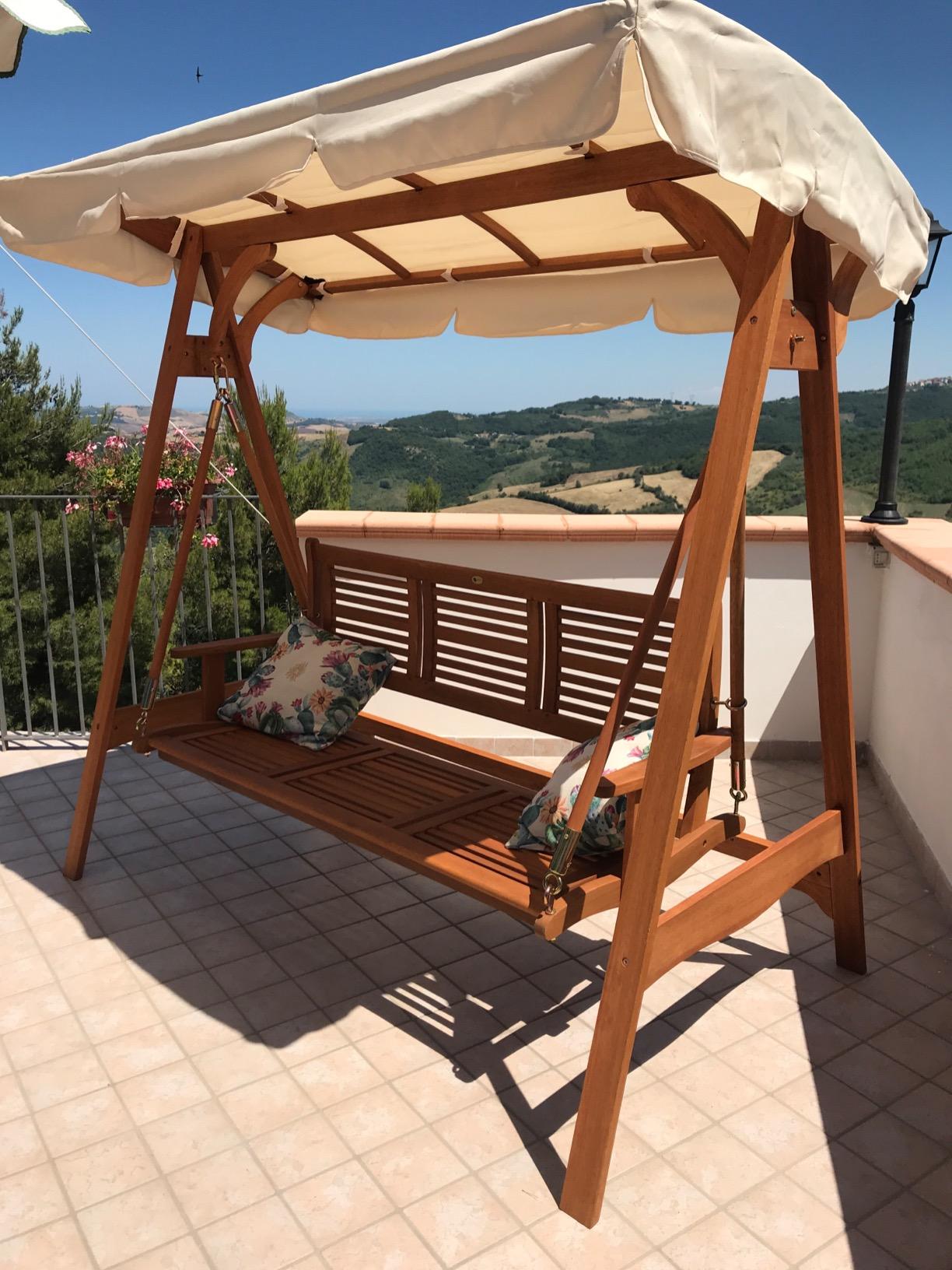 Dondolo da esterno 3 posti in legno con tettuccio beige