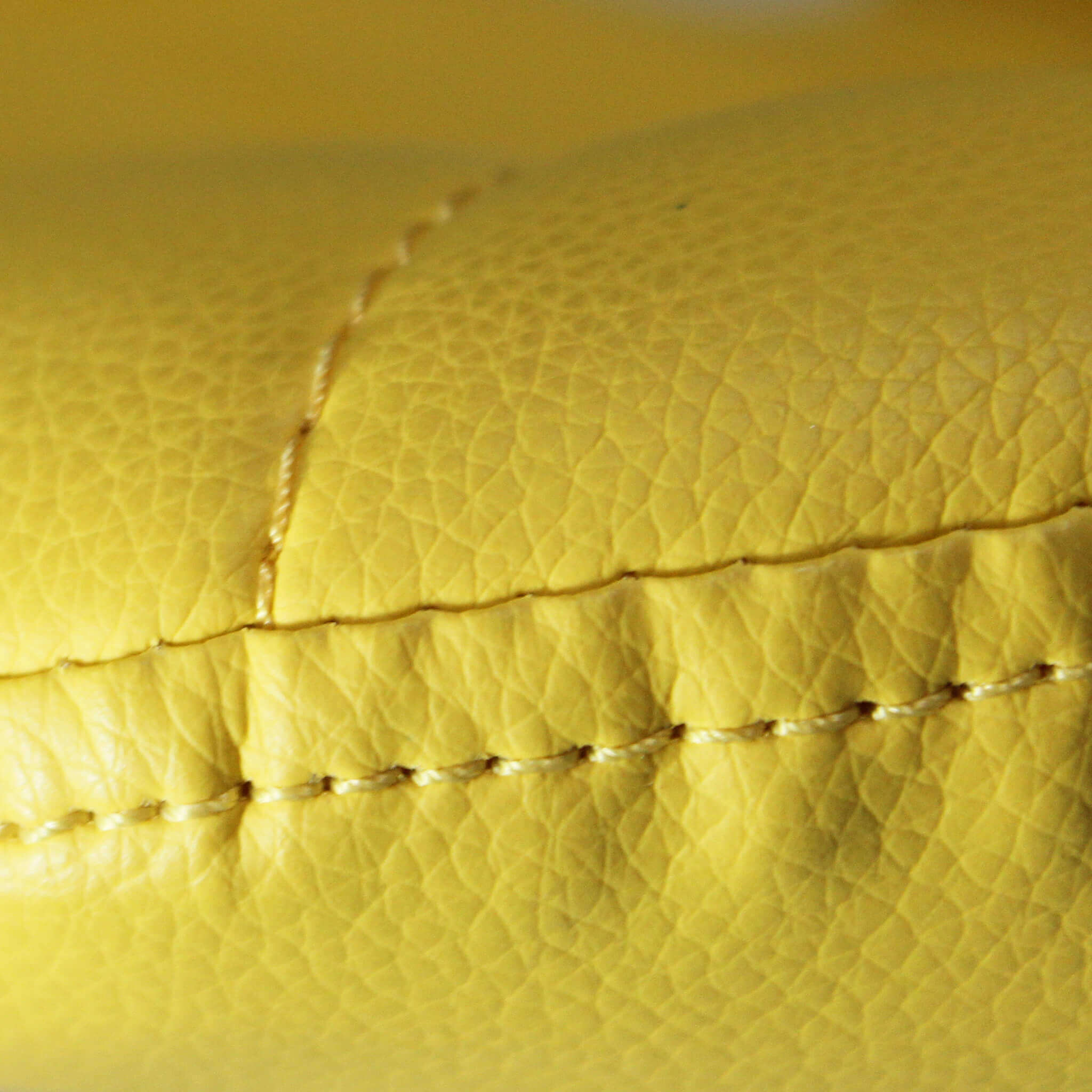 Sedia da interno con struttura in legno e seduta in ecopelle Exagon