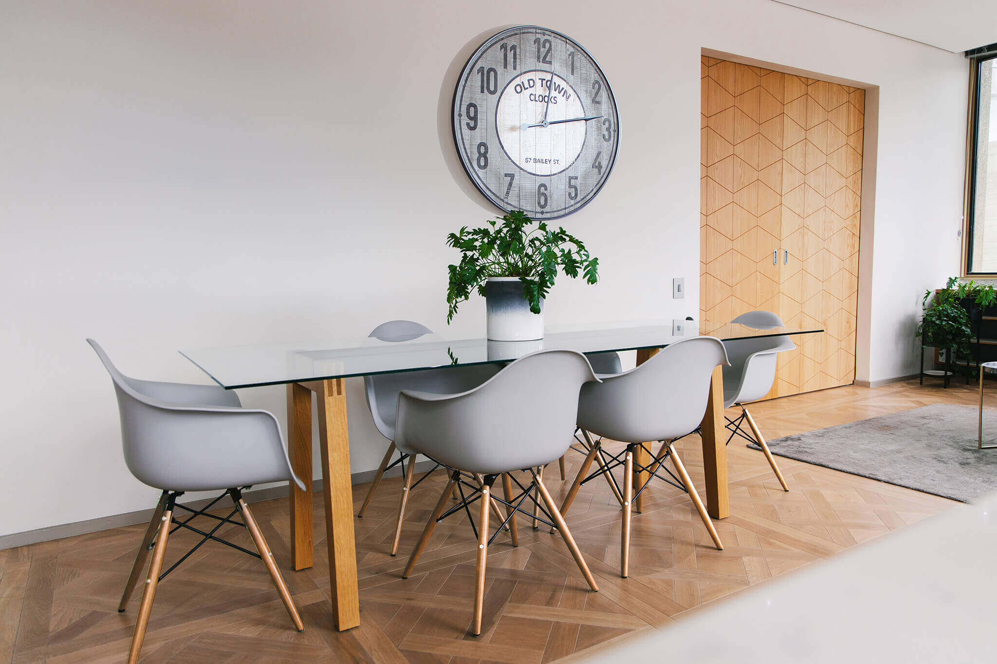 Poltrona sedia da interno con struttura in acciaio e legno e seduta in ABS Spriz