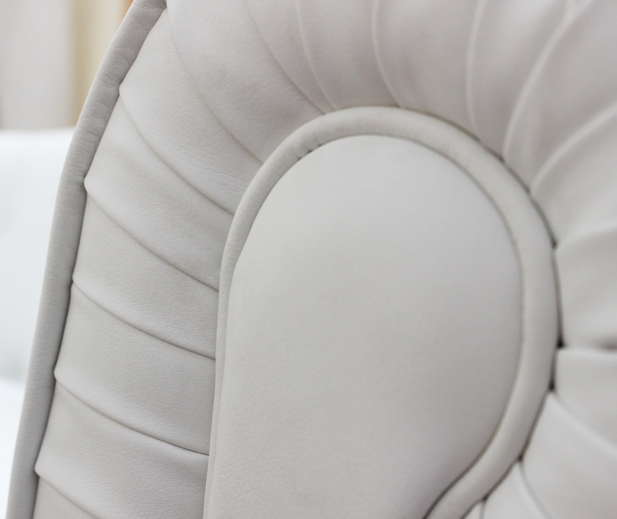 Divano 2 posti in ecopelle bianco Chesterfield