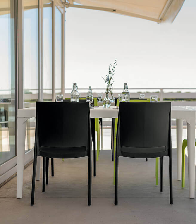 Sedia in polipropilene per esterno con tappi antiscivolo impilabili LIRI