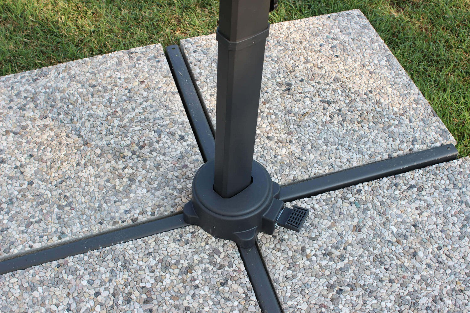 Ombrellone da giardino 3x3 mt con telo in poliestere e palo laterale in alluminio Ercules