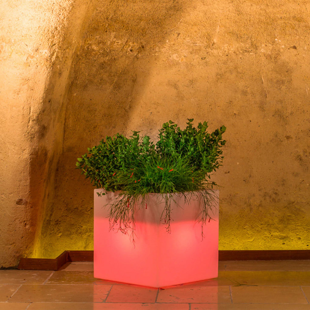 Vaso fioriera LED multicolor da esterno bar e ristornati in resina con telecomando e batteria solare Square Light