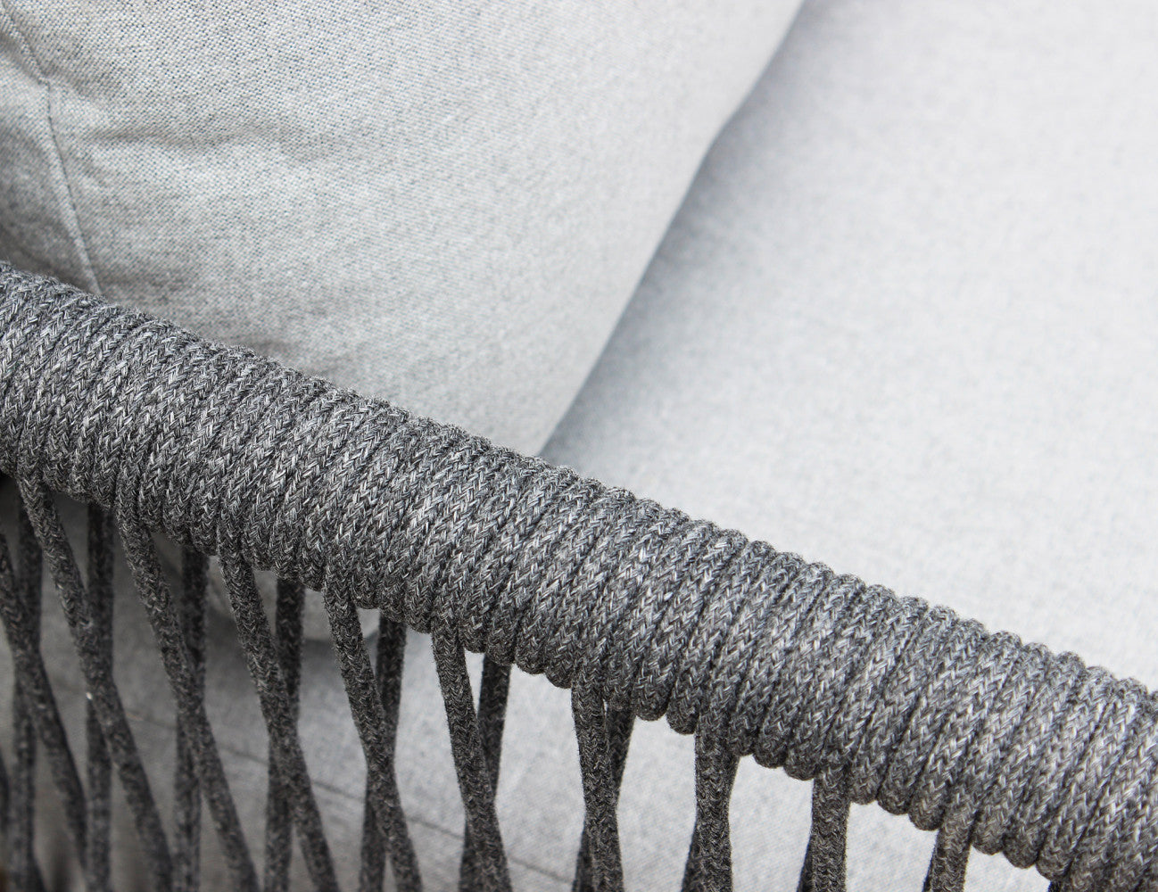 Salotto da esterno 4 posti in alluminio e rivestimento in corda con cuscini GAVIRIA