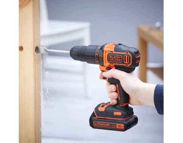 Trapano Avvitatore a percussione 18V in valigetta con OMAGGIO Set 109 pezzi per forare e avvitare BLACK+DECKER BDCHD18K