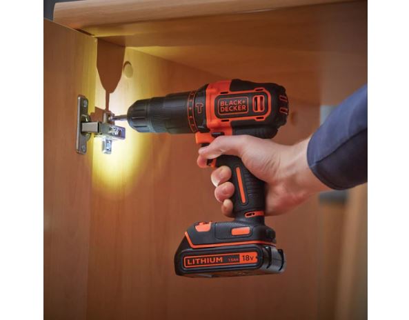 Trapano Avvitatore a percussione 18V in valigetta con OMAGGIO Set 109 pezzi per forare e avvitare BLACK+DECKER BDCHD18K