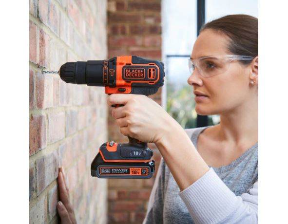 Trapano Avvitatore a percussione 18V in valigetta con OMAGGIO Set 109 pezzi per forare e avvitare BLACK+DECKER BDCHD18K