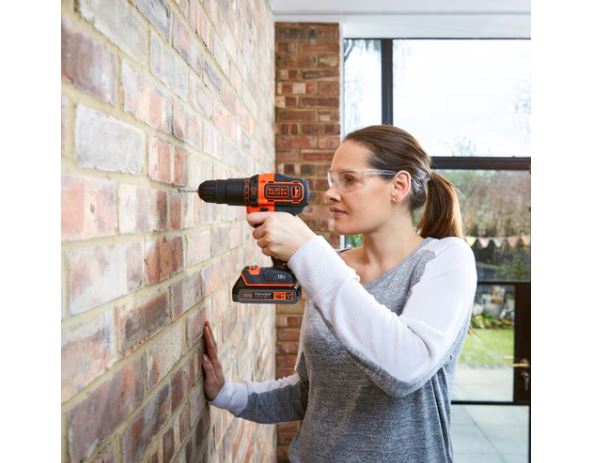 Trapano Avvitatore a percussione 18V in valigetta con OMAGGIO Set 109 pezzi per forare e avvitare BLACK+DECKER BDCHD18K