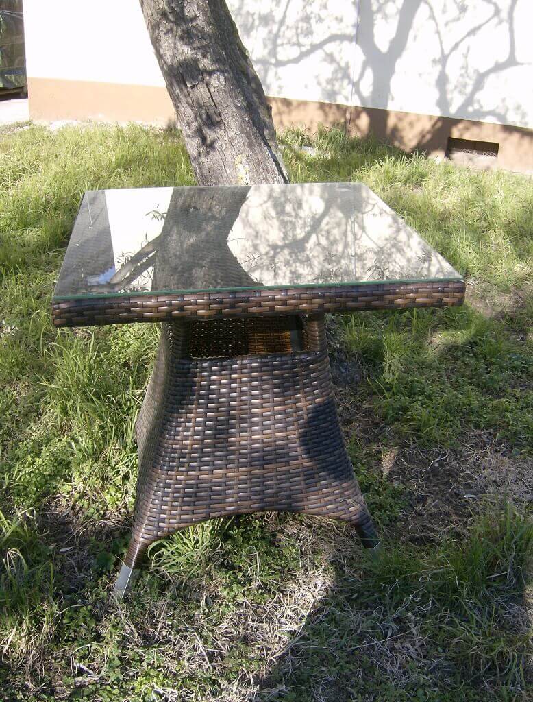 Tavolino quadrato da esterno in wicker con piano in vetro Cross