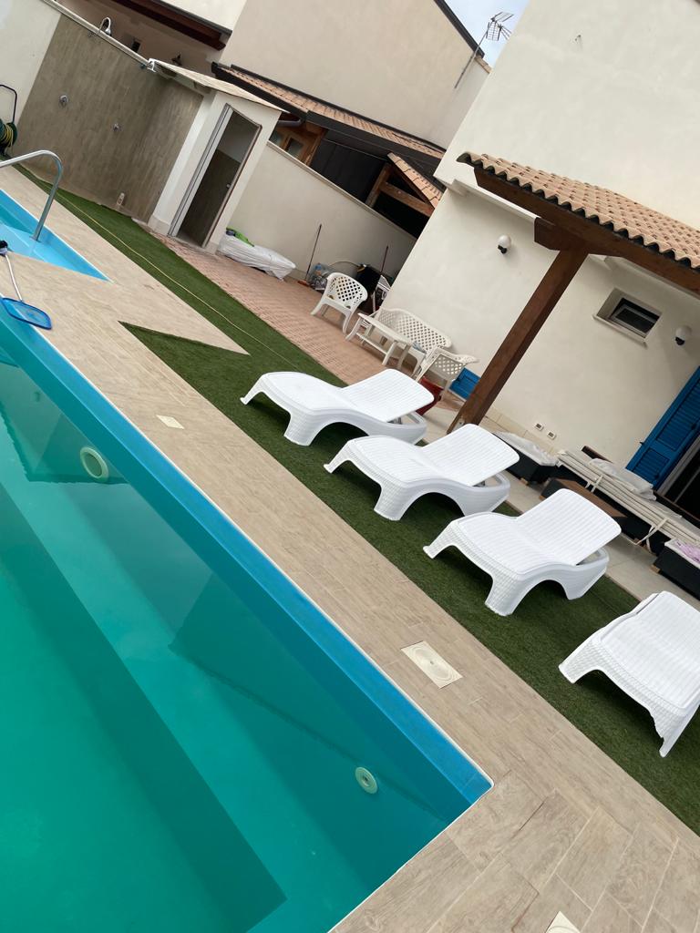 Lettino da giardino reclinabile in resina effetto Rattan colore Bianco 1