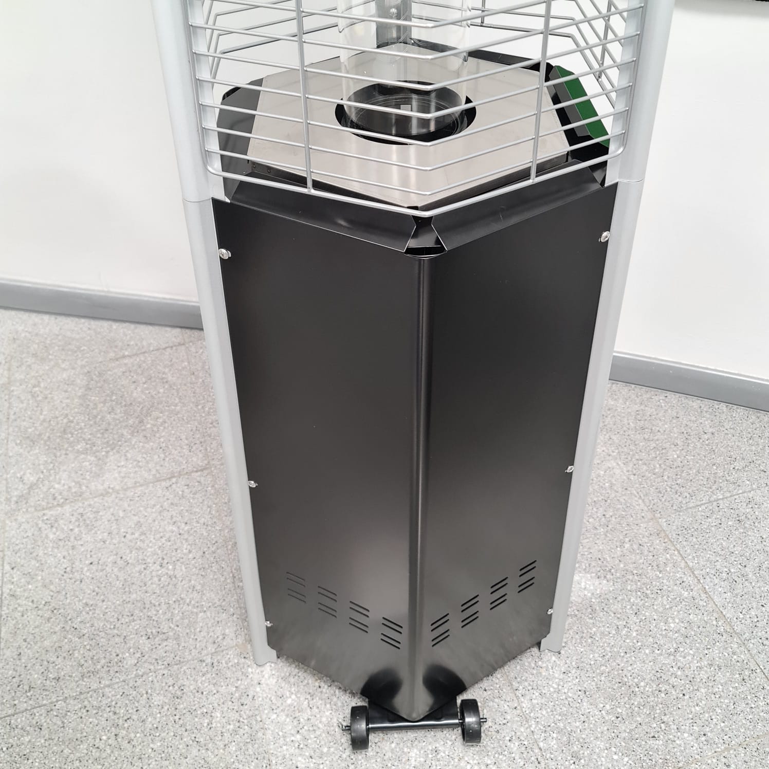 Termopatio stufa piramide esagonale a gas da esterno con ruote Totem Hexagonal Niklas