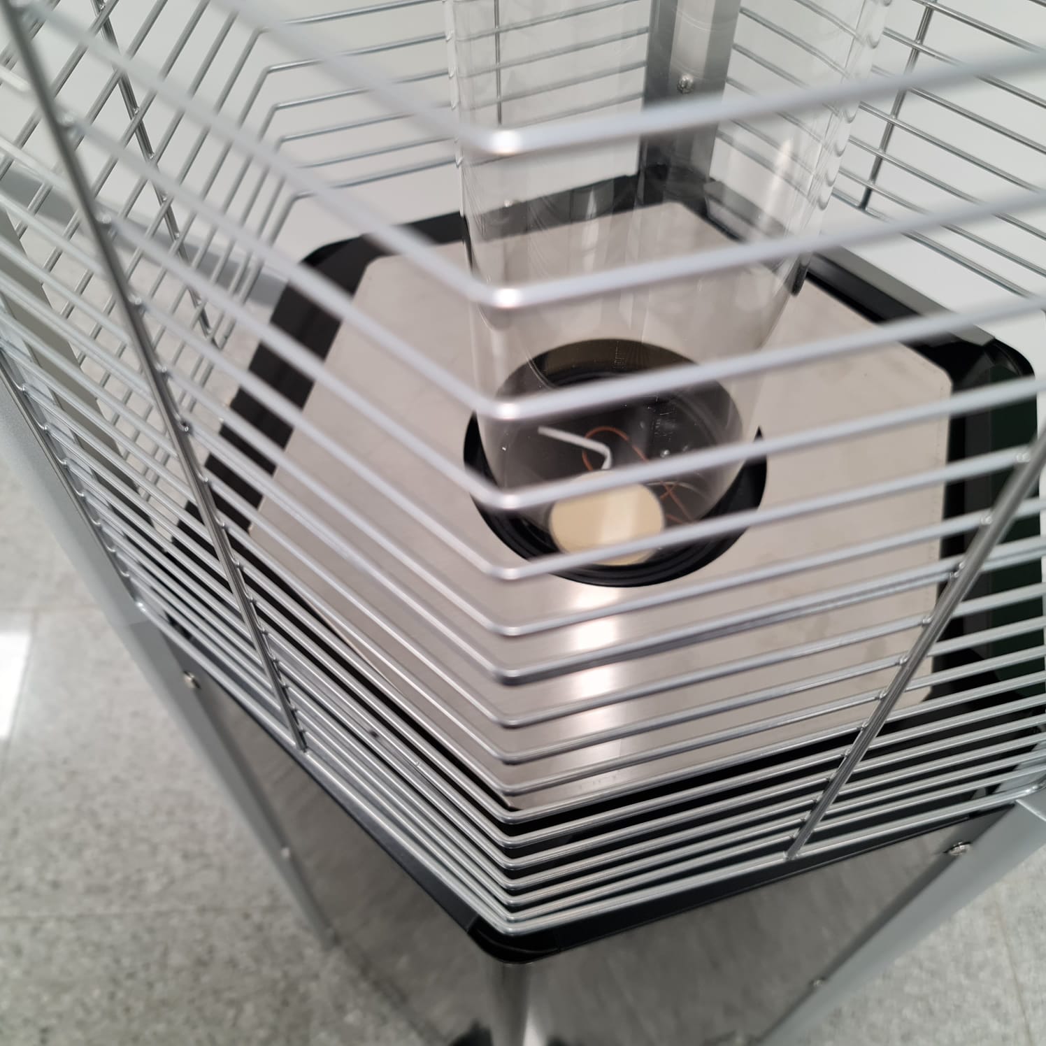 Termopatio stufa piramide esagonale a gas da esterno con ruote Totem Hexagonal Niklas