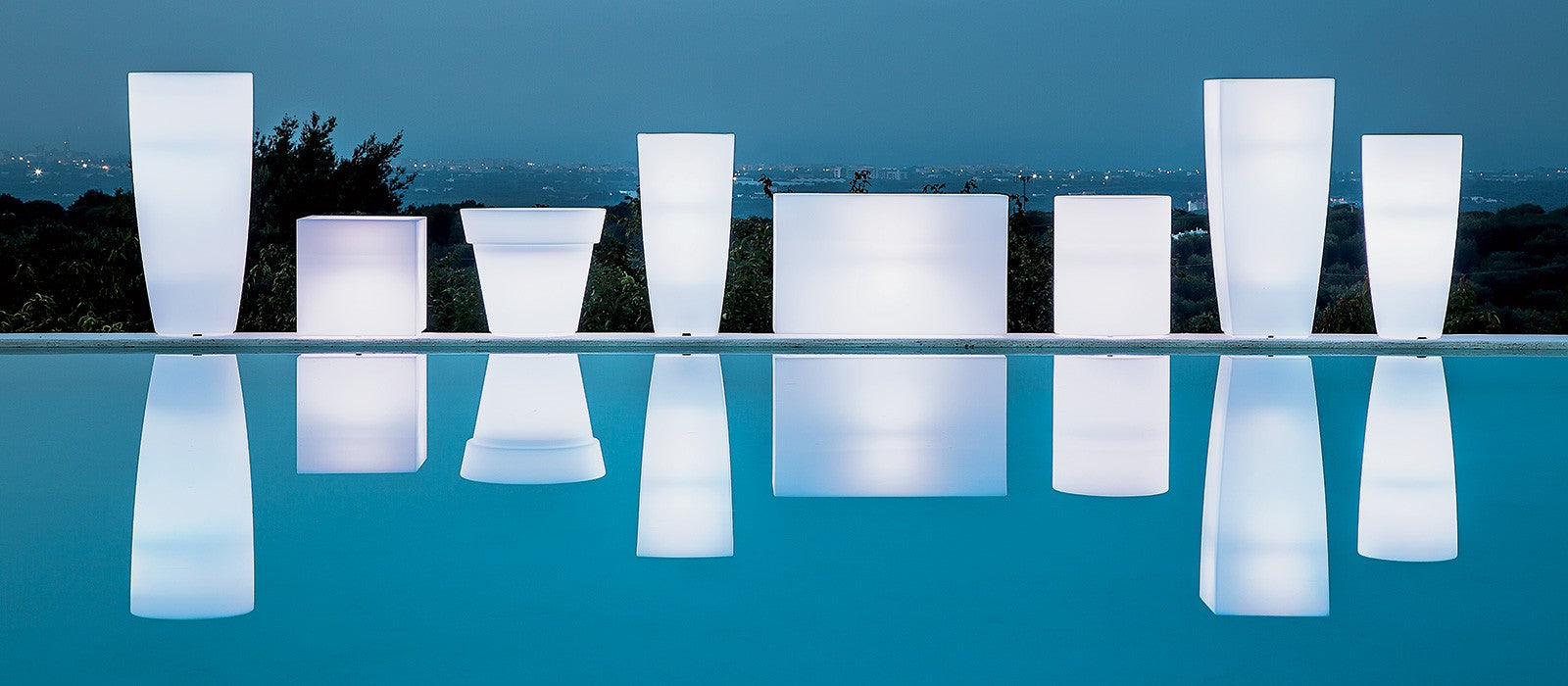 Vaso fioriera in resina da interno esterno bar e ristoranti con luci LED colorate controllabile con telecomando in dotazione Lumos